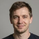 Довольный пользователь iPad после анализа интерфейса SedaPoker для игры в онлайн-покер от Ajedrez Local