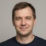 Уверенный эксперт Ajedrez Local, описывающий методологию оценки покерных румов для планшетов